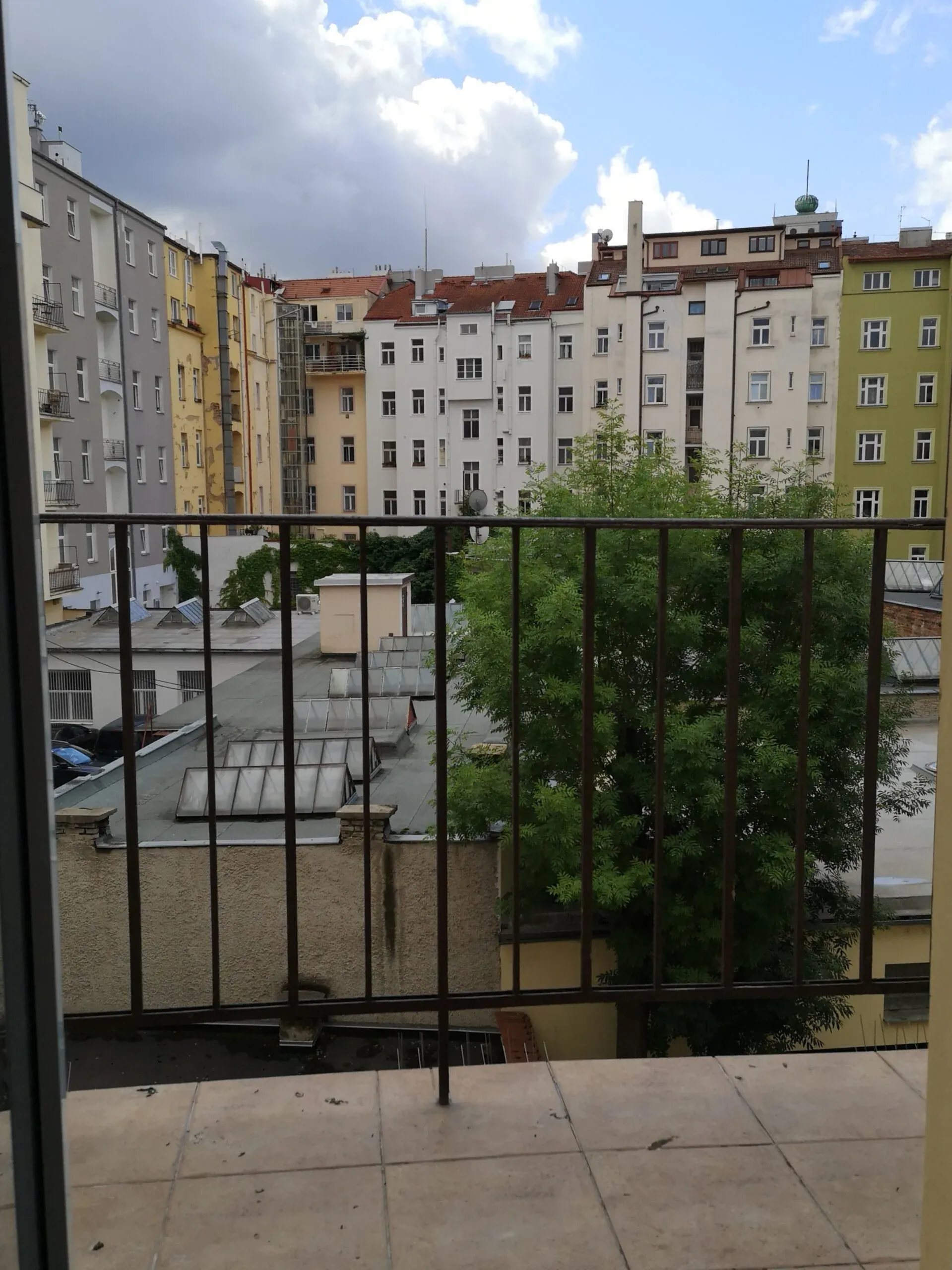 Byt po rekonstrukci 2kk do vnitrobloku se sklepem a balkonem