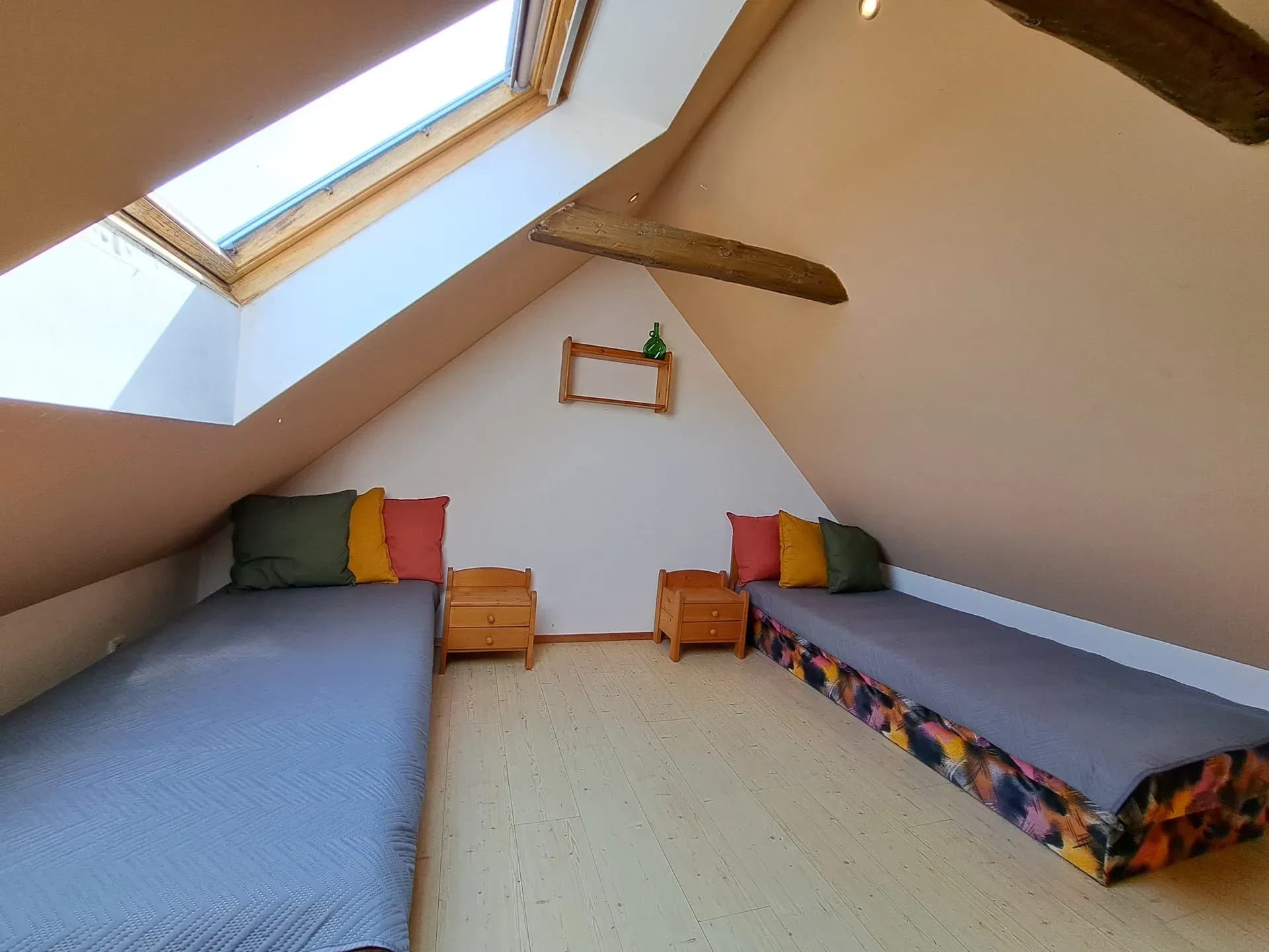 Chalupa nebo rodinný dům v malebné krajině
