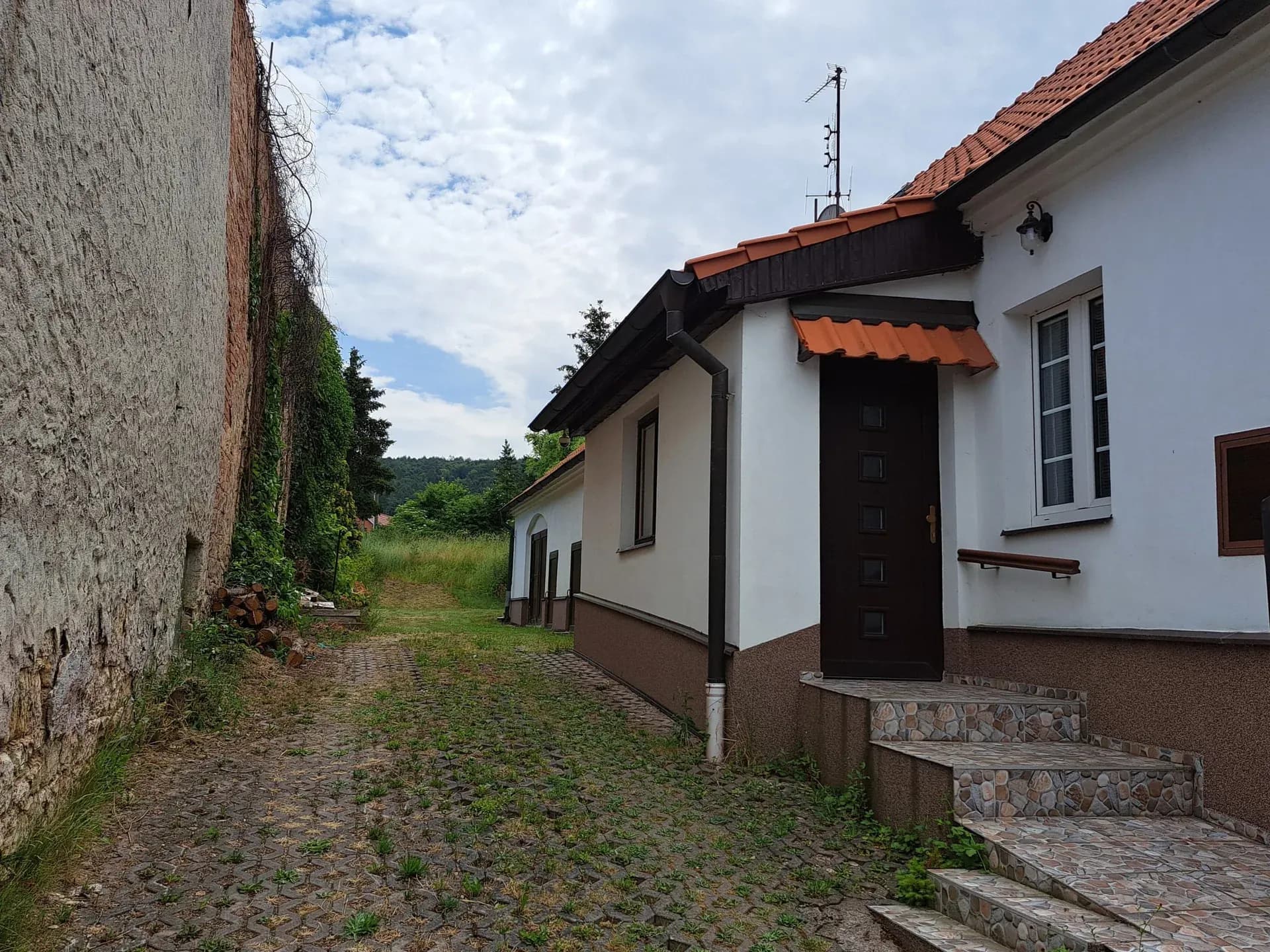 Chalupa nebo rodinný dům v malebné krajině