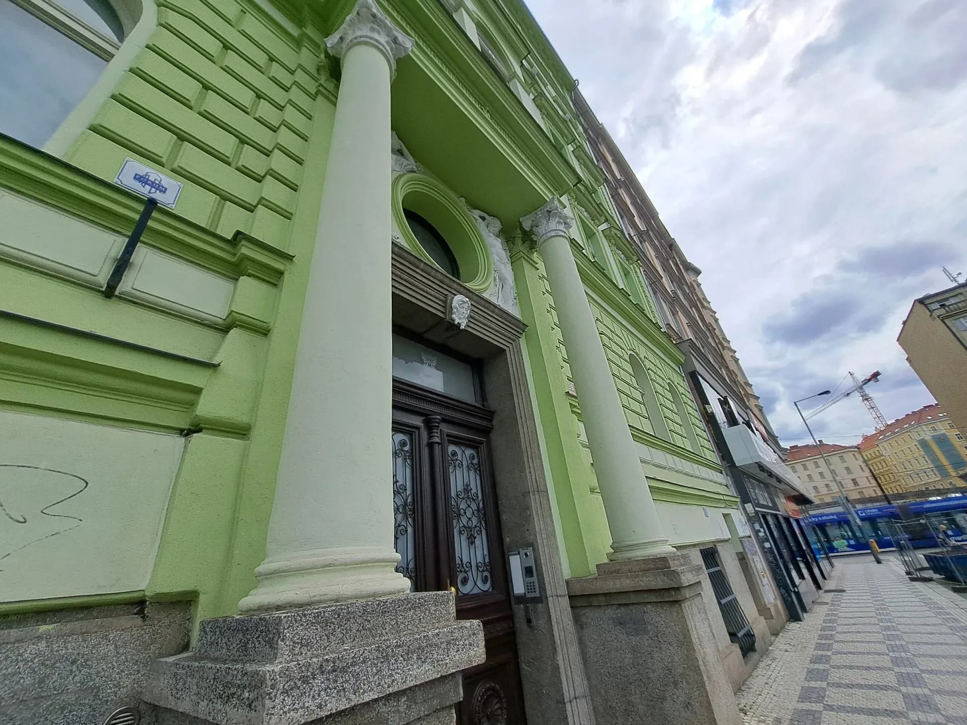 Minibyt v absolutním centru